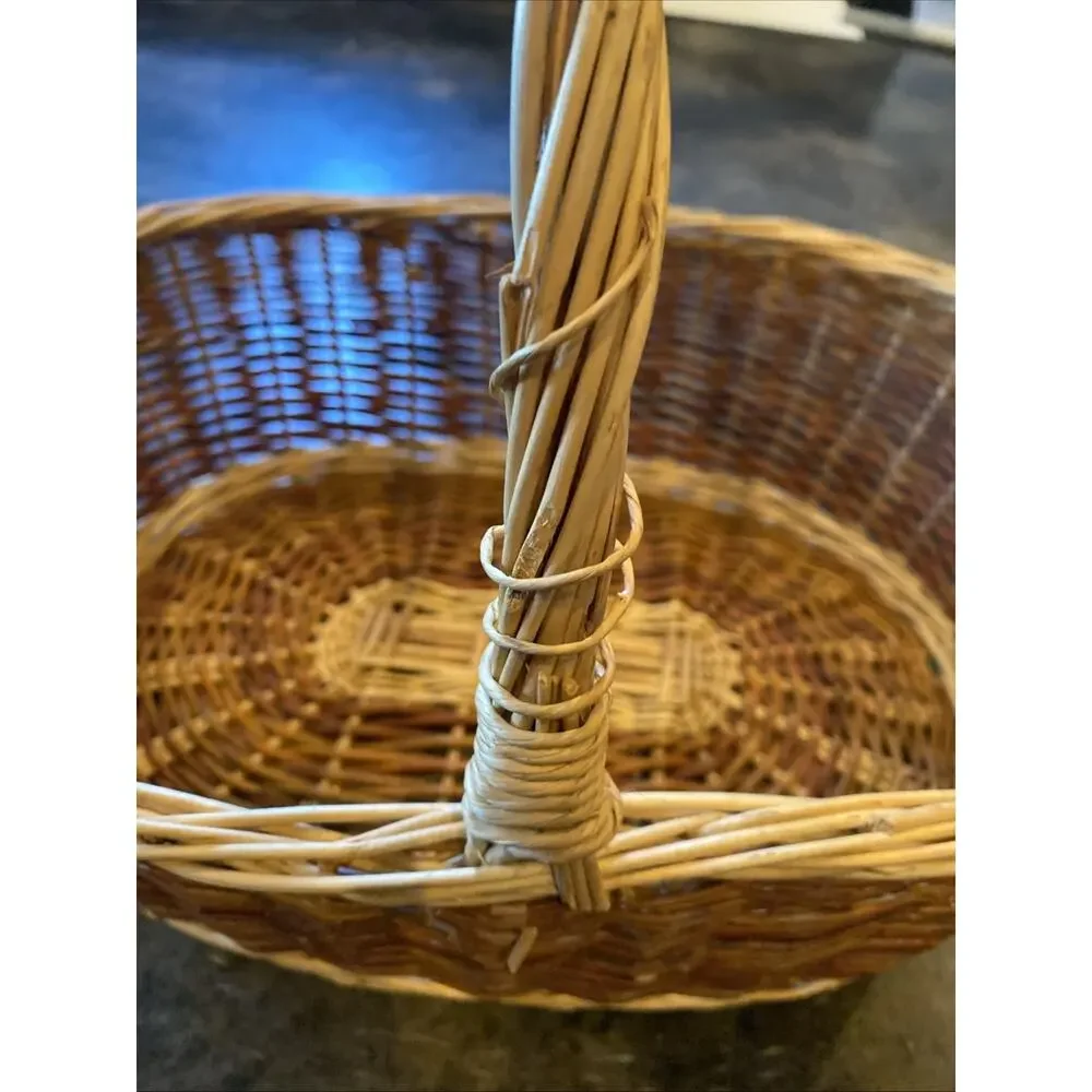 Vintage Wicker Picnic Basket Oval w/ Handle Handwoven Farmhouse Decor 16” X 12.5